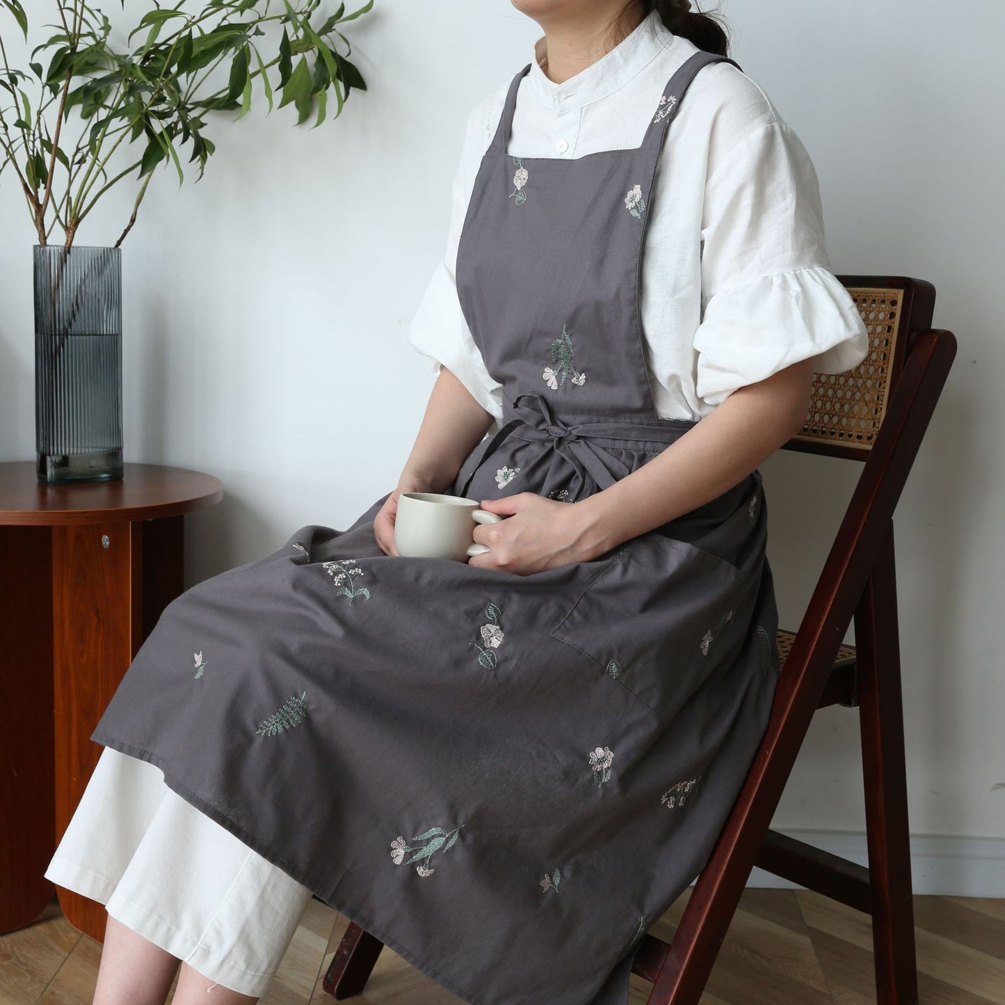 Embroidered Floral Cotton Apron Florist Artist Flower Shop Manicure Workwear Waitress Cafe Barista Bakery Pastry Chef Uniform